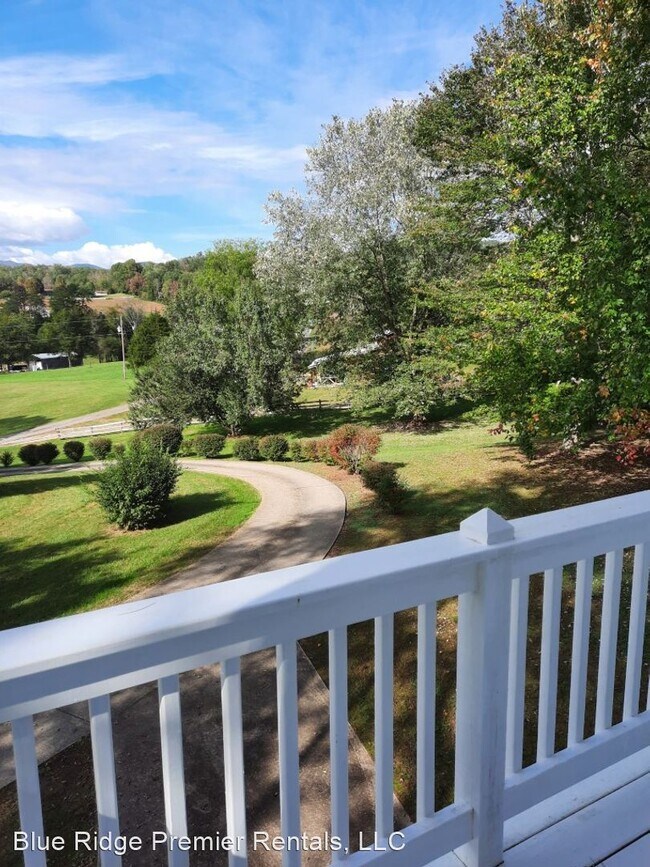 Foto del edificio - 222 Willow Bend Rd