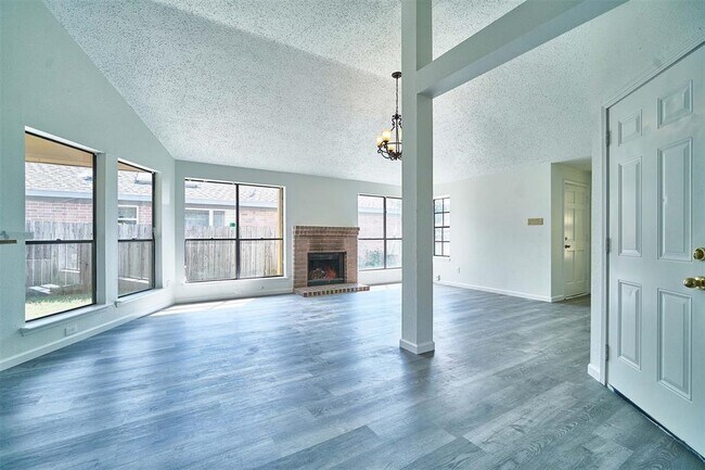 Foto del edificio - 15526 Scenic Haven Dr