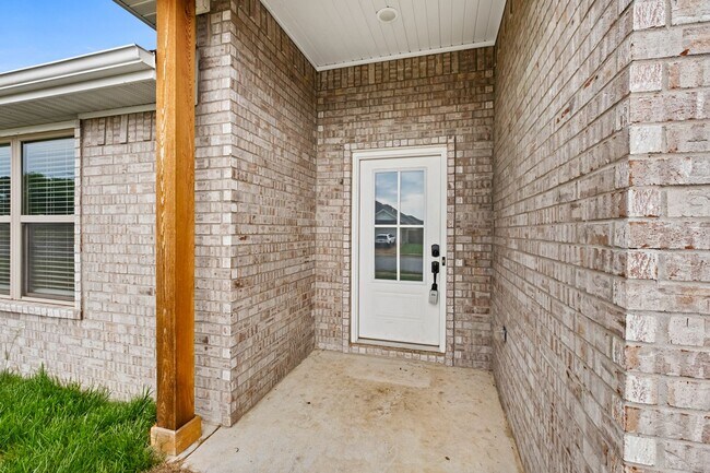 Foto del edificio - Spacious 4-Bedroom Home with Open Layout, Modern Upgrades & Fenced Yard!