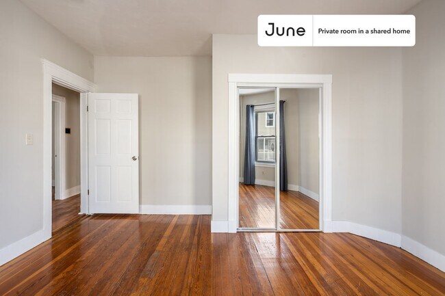 Foto del edificio - Private bedroom in 4 bed/1 bath Home