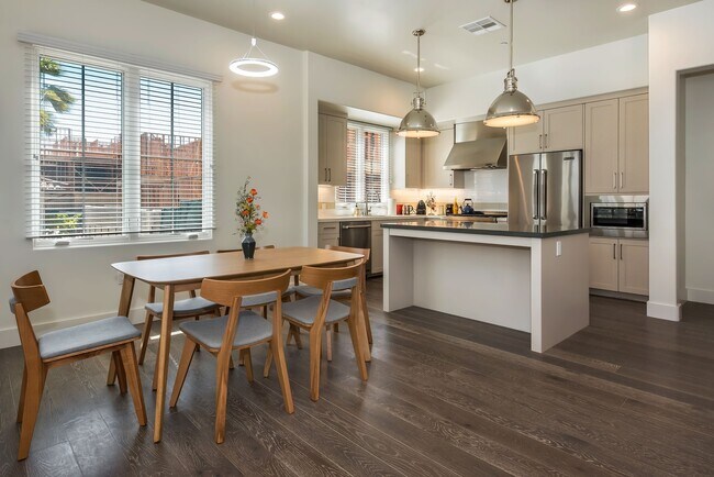 Foto del edificio - Brand New 2 bed / 2 bath Luxury Townhouse ...