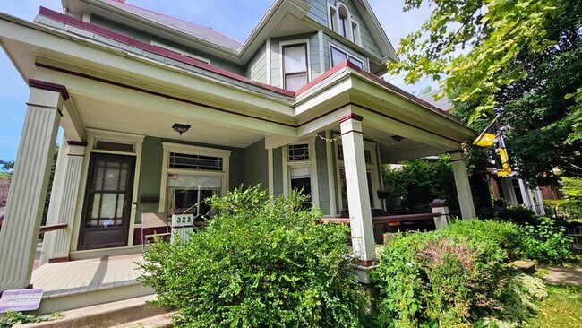 Foto del edificio - 325-327-327 W 1st Ave