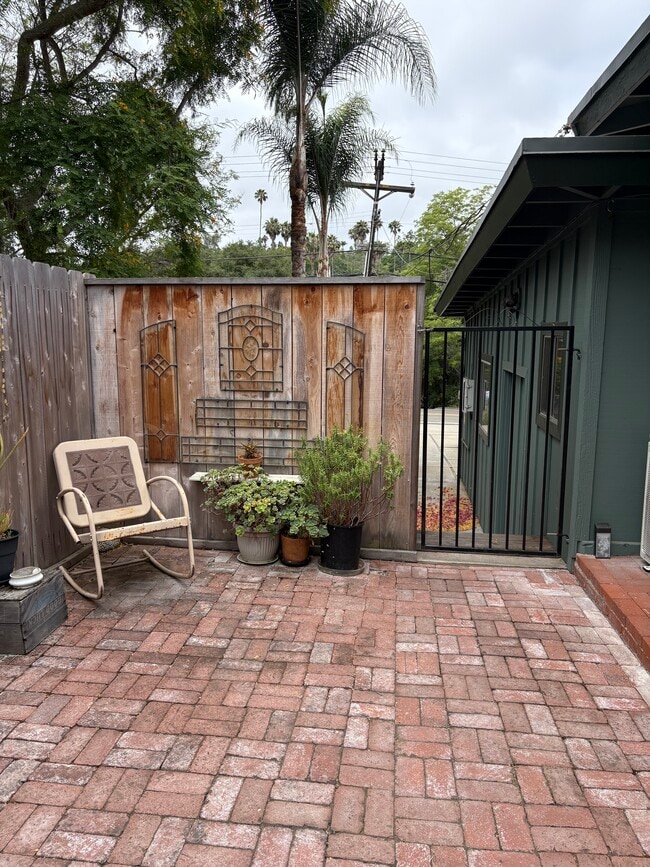 Foto del edificio - 2182 Foothill Dr