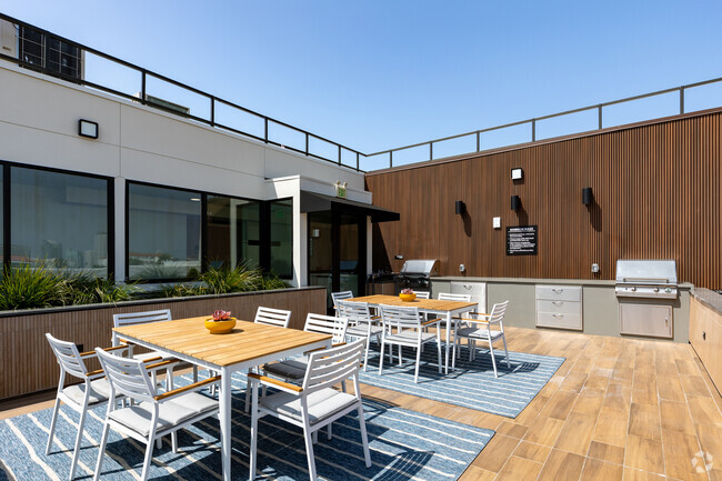 Rooftop BBQ - The BORA 3170