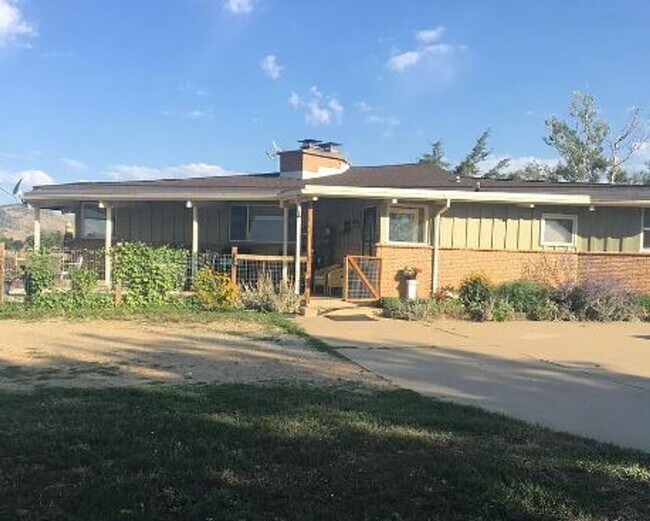 Building Photo - Fully-furnished and equipped home on a pri...