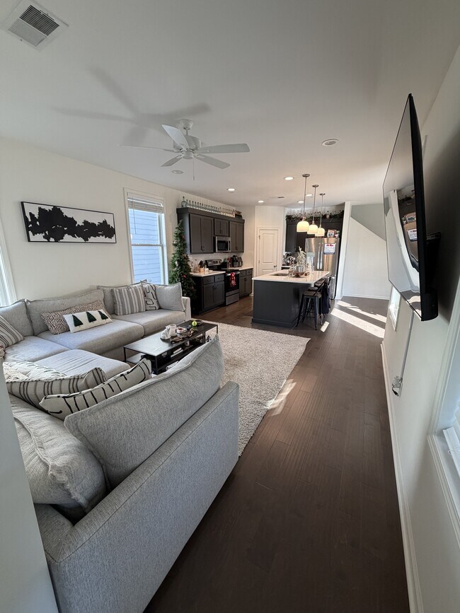 Foto del edificio - 215 Honeysuckle Wy