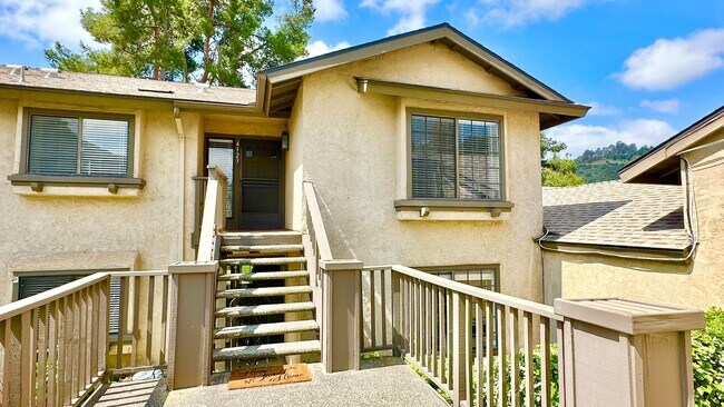 Building Photo - Fully Remodeled Upper Unit Condo in the De...