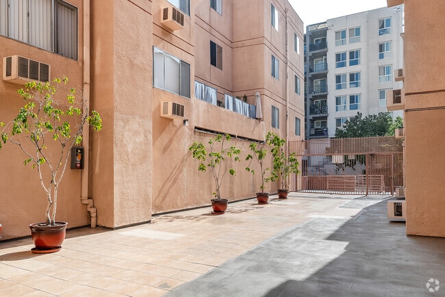 Building Photo - Lakeview Mansion