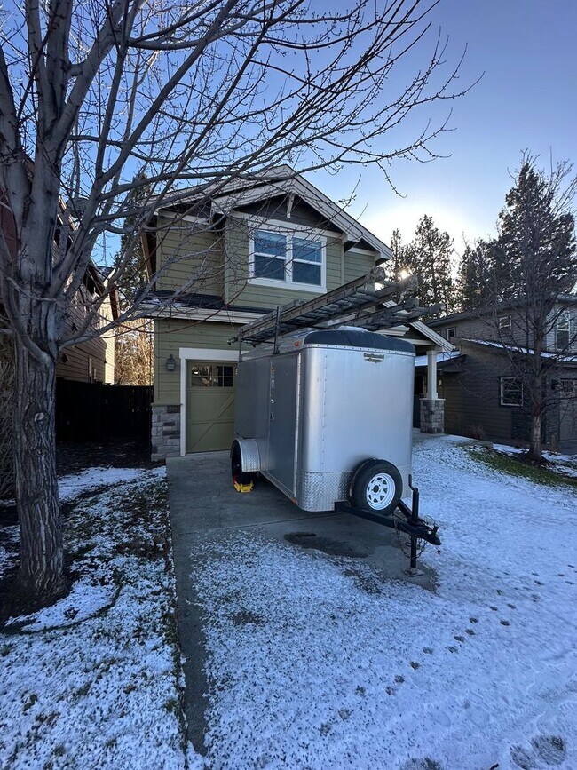 Foto del edificio - Comfortable Bend Living – 3 Bedroom Home with Spacious Bonus Room!