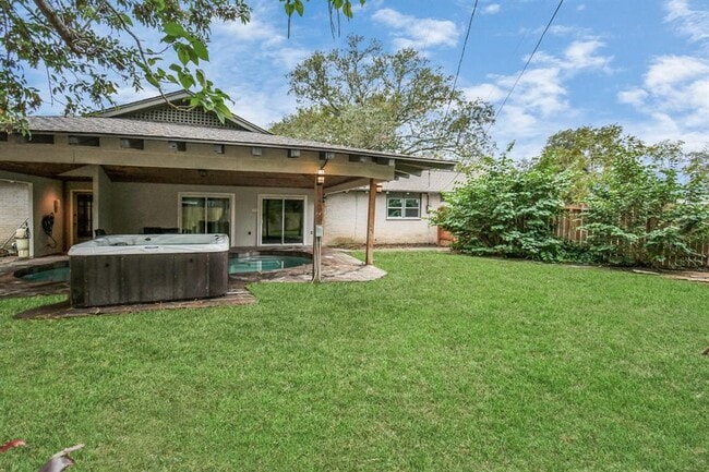 Building Photo - 909 Riverside Ct
