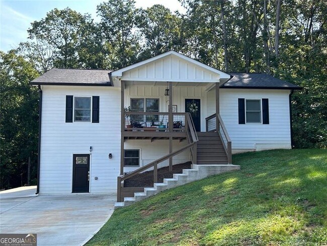 Building Photo - 215 Pinecone Ln