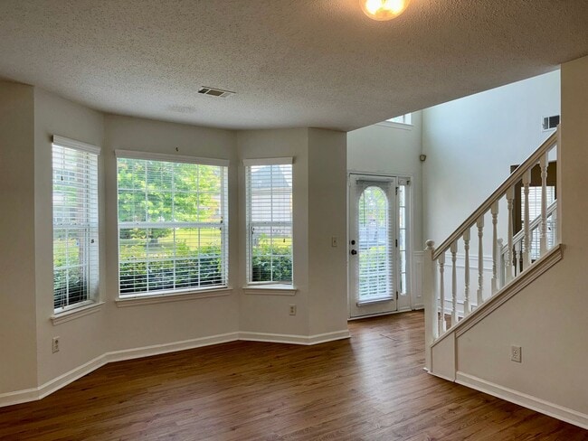 Building Photo - Huge 5 Bedroom Home with Sooo Much Space!