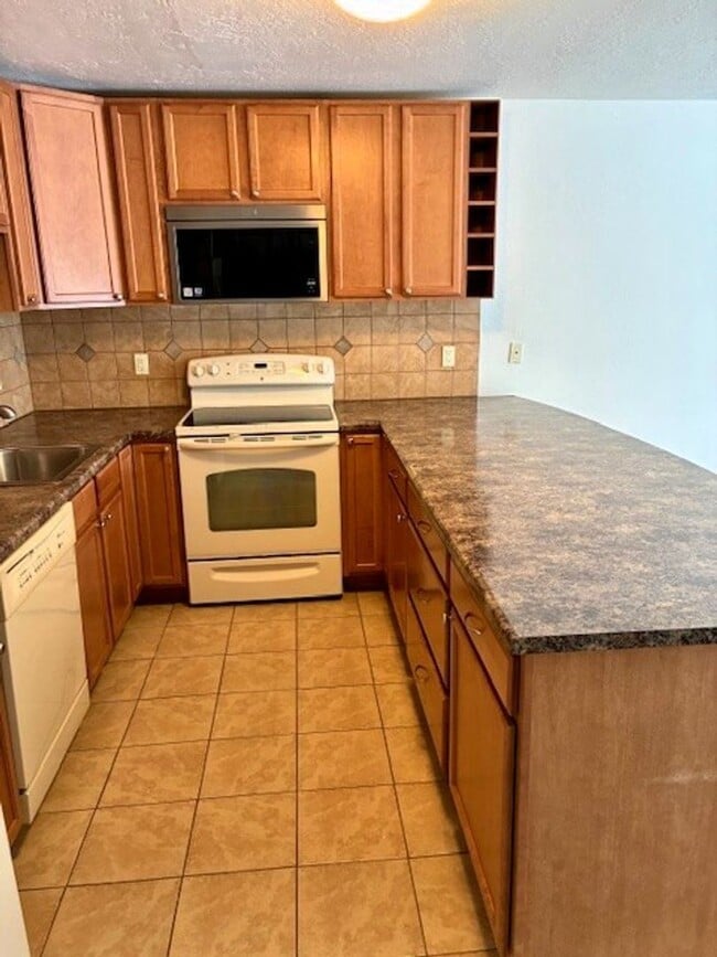 Foto del edificio - Long Term Rental- Dillon Valley East H 104