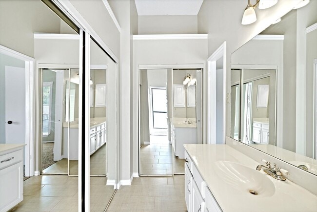Foto del edificio - Lovely and Well maintained 2 bedroom & 2.5...