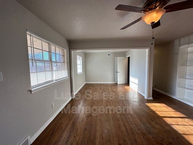 Building Photo - 3013 N Woodcrest Dr