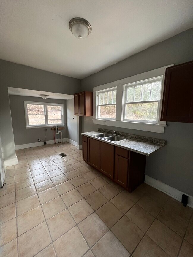 Building Photo - Updated Midfield 2 Bedroom, Section 8 Appr...