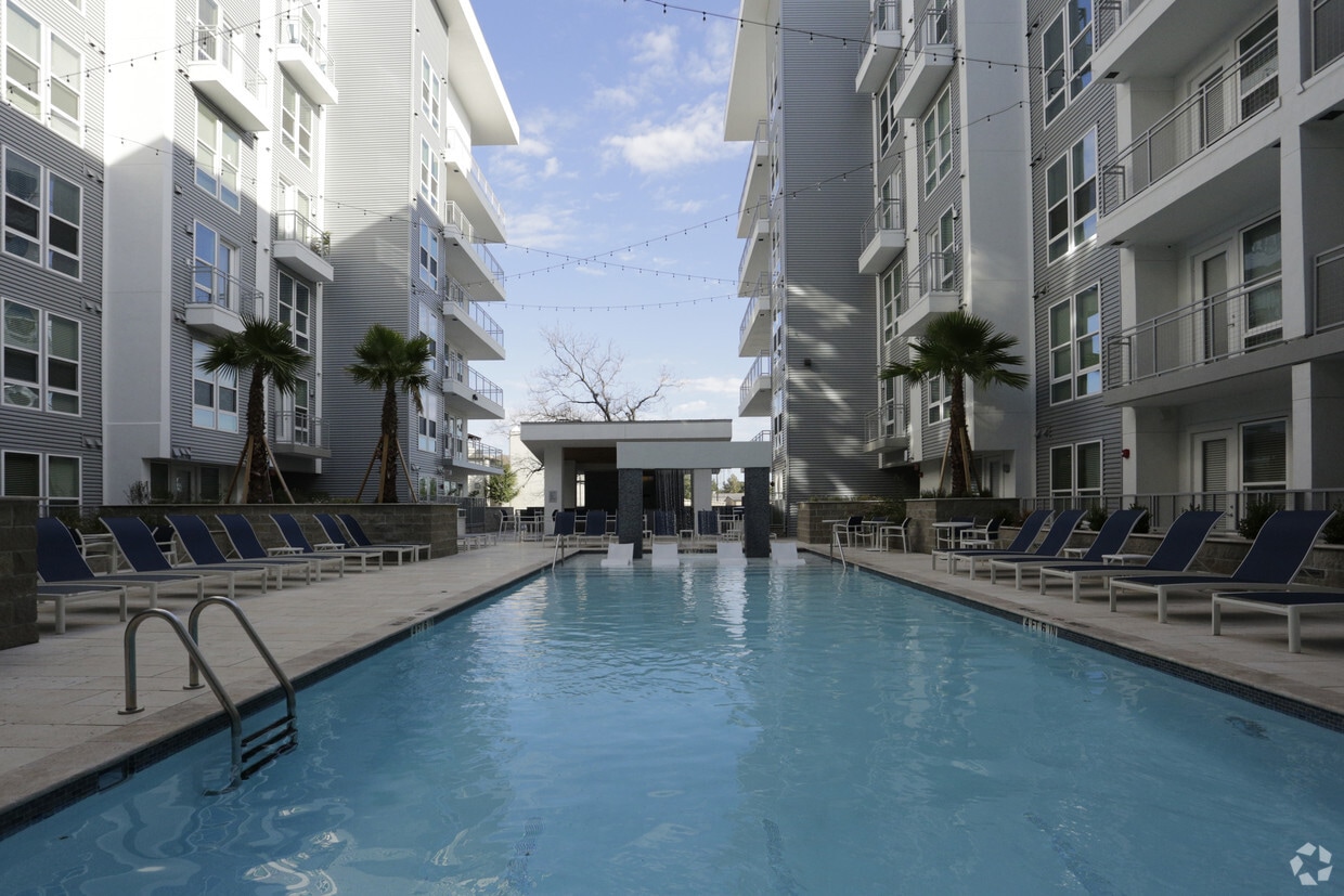 Azure 1111 Durham Dr Houston, TX 77007