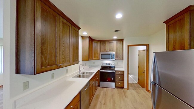 Building Photo - Newly remodeled, roomy ranch duplex, attac...