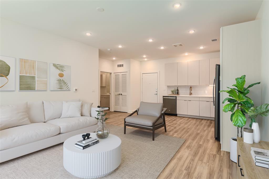 Foto principal - 4802 S Congress Ave