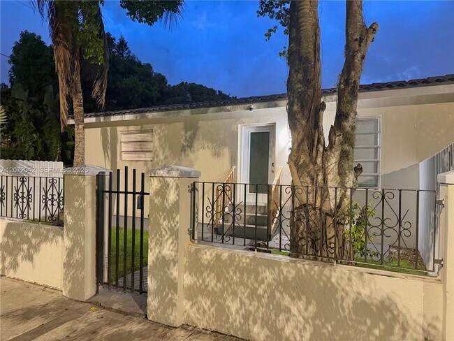 Foto del edificio - 1500 SW 10th St