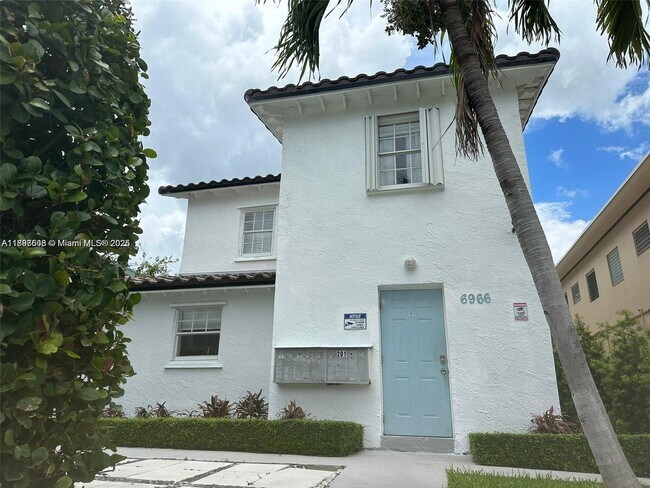 Foto del edificio - 6966 Byron Ave