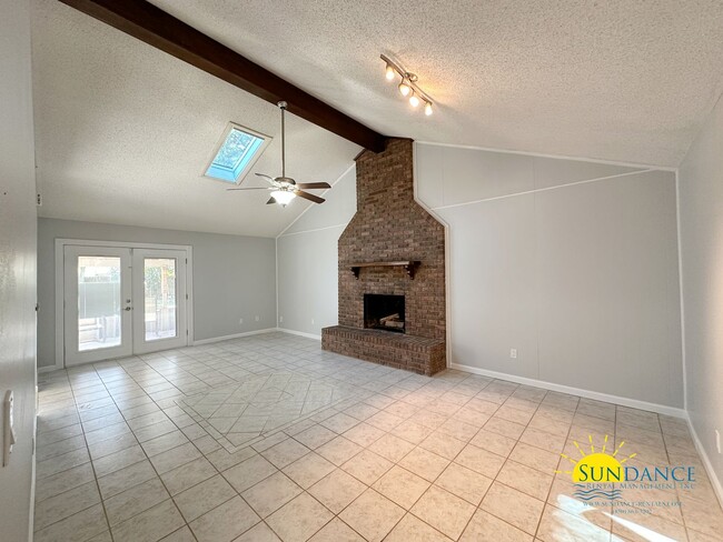 Building Photo - Charming 3 Bedroom Home with Sparkling In-...