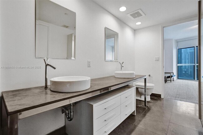Building Photo - 475 Brickell Ave