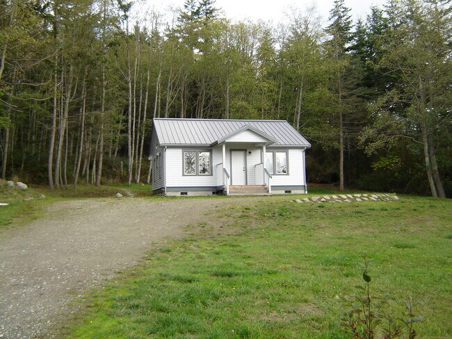 Foto del edificio - ***PENDING APPLICATION***Cabin in the woods on 4+ Acres.