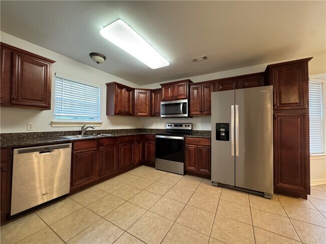 Building Photo - 3905 W Amour Dr