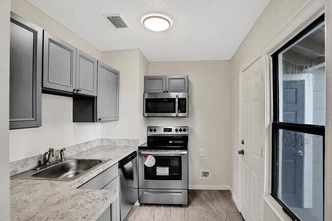 Foto del edificio - 3143 Home Park Cir N