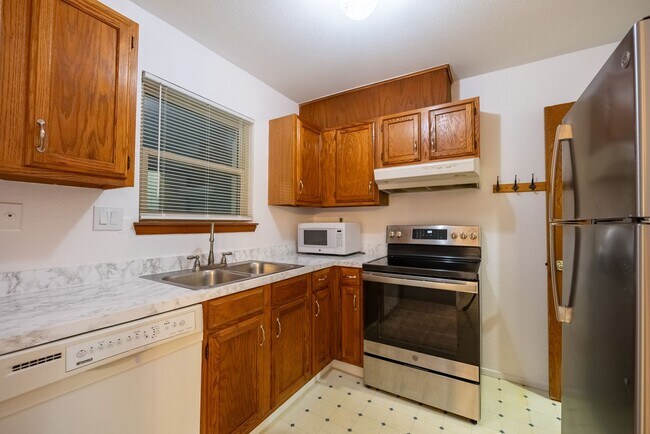Building Photo - Beautiful 2 Bedrooms, 1.5 BathroomS home in Gateway Condominiums!!!