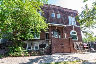 Building Photo - 1535 W Leland Ave
