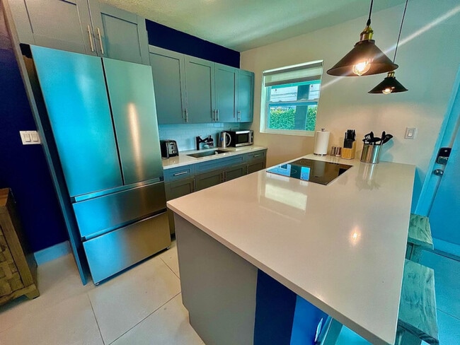 Building Photo - 618 NE 14th Ave