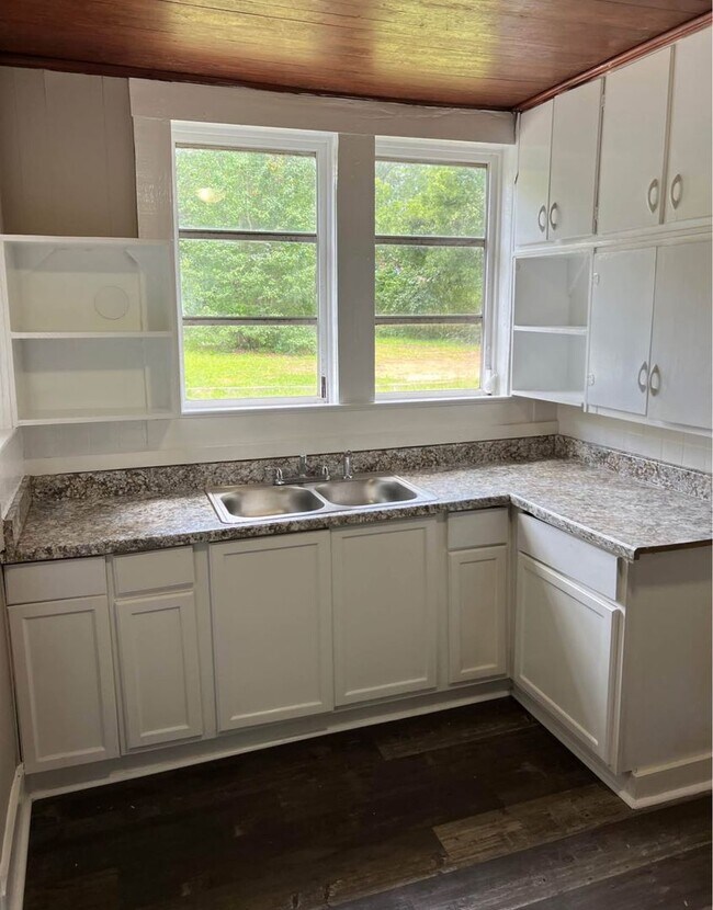 Building Photo - 2 Bed 1 Bath Home