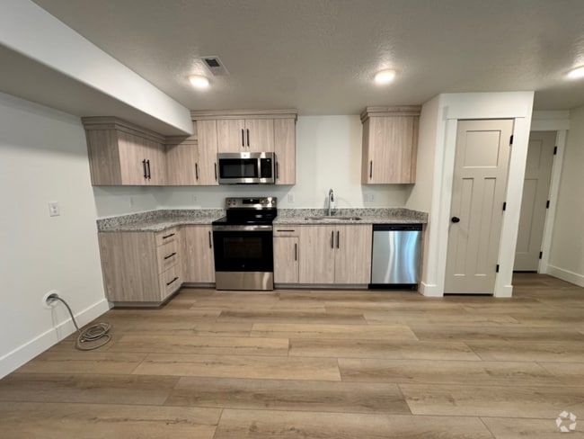 Building Photo - 892 E 550 S