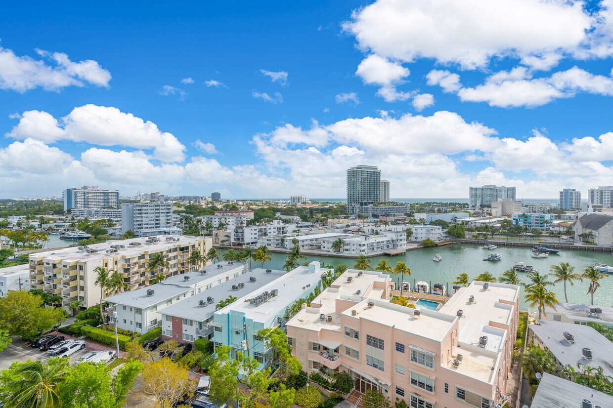 Foto principal - 6900 Bay Dr