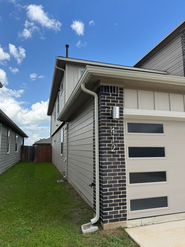 Building Photo - Ready for move-in! Spacious 4-bedroom, 3-b...