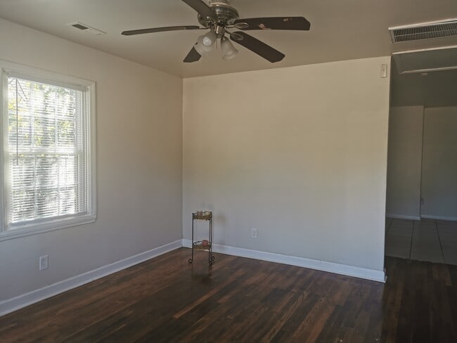 Building Photo - 2217 Custer St
