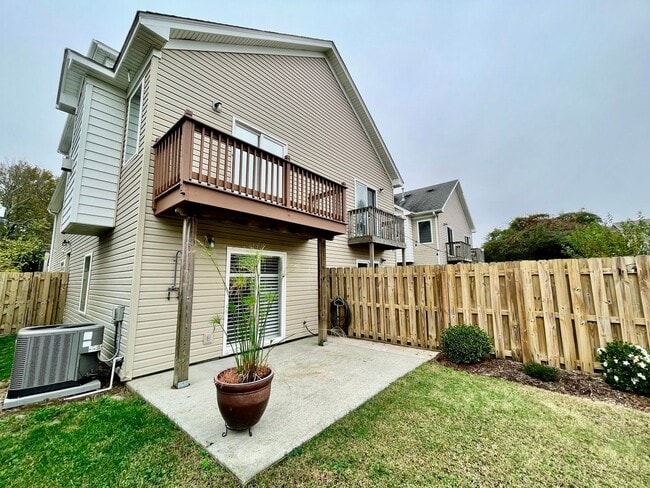 Building Photo - 3-Story Duplex in Chesapeake Beach! Ready ...