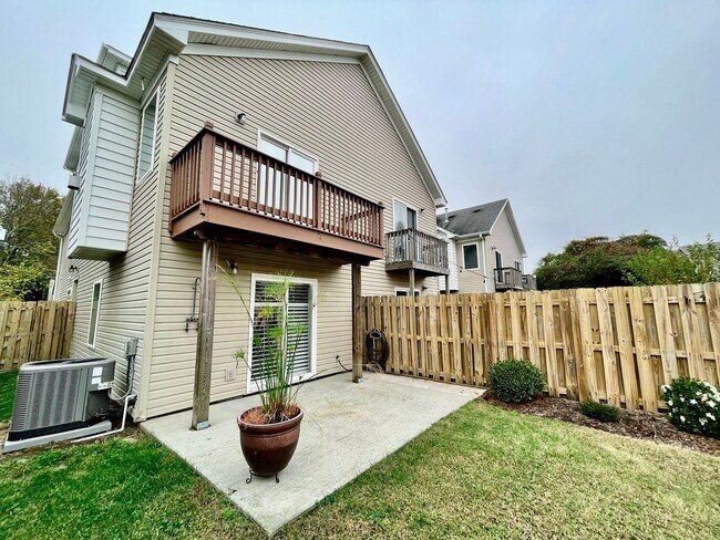Foto del edificio - 3-Story Duplex in Chesapeake Beach! Ready 05-06-26! Fenced Backyard - Attached Garage - Pet Frien...