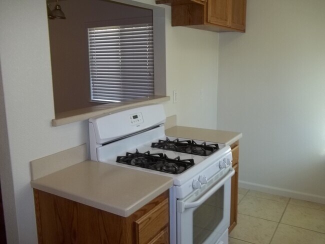 Foto del edificio - 3 bedroom home in NW Fresno with modern am...