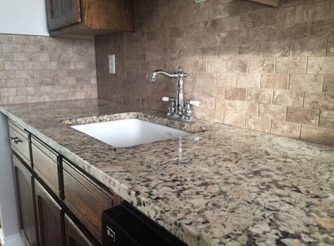 Building Photo - 1 Bed 1 Bath Unit in Edmonton, AB