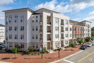 Building Photo - Manor on the Green