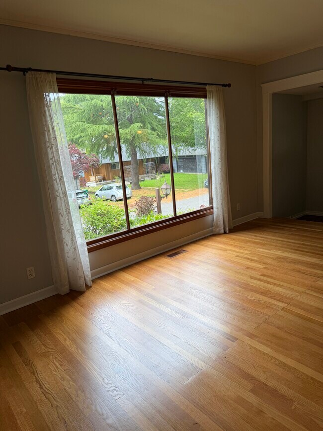 Building Photo - 5820 SW Nevada Ct
