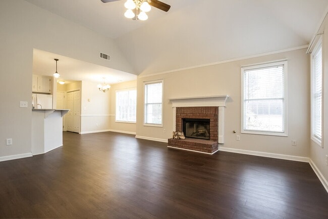 Building Photo - 2425 Huntington Dr