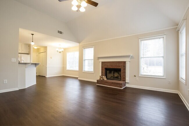Foto del edificio - 2425 Huntington Dr