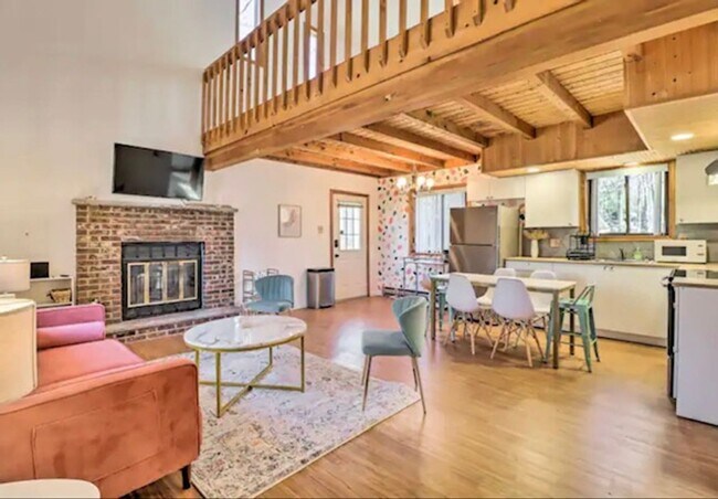Foto del edificio - Charming 3BR House in Tobyhanna
