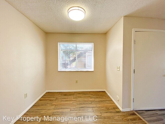 Foto del edificio - 2705 Jennydiane Dr