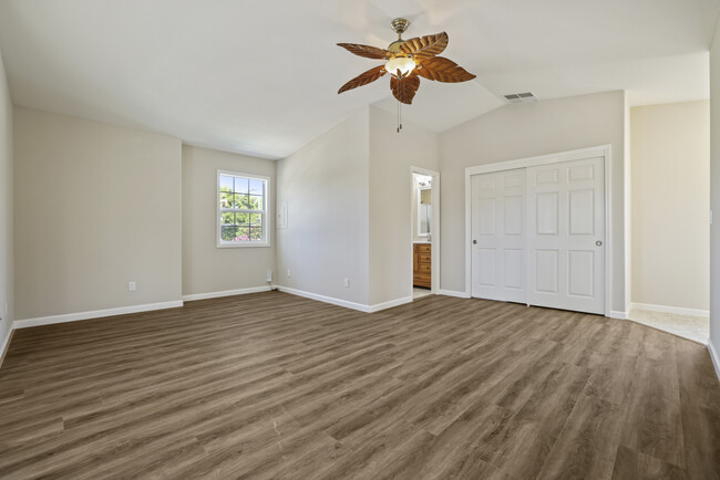 Foto del edificio - 2457 Warburton Ave