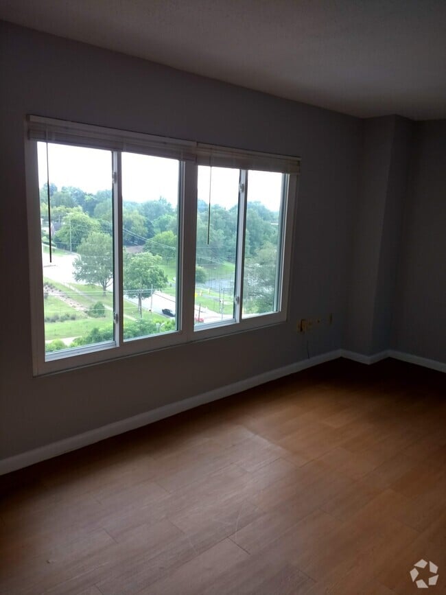 Building Photo - 1600 Park Cir